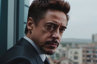 Tony Stark pensativo, observando el horizonte desde el balcón de su mansión