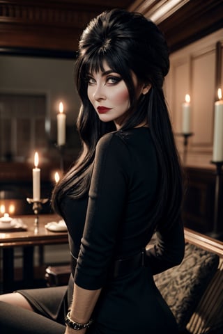 Obra maestra, alta calidad, Detalles intrincados, ilustración, iluminación perfecta, perfecto todo, sexy Elvira, Ojos azules detallados, delineador negro, sombra de ojos púrpura, pechos grandes, escote, vestido negro, fondo una mansion gotica, sentada en un sillon rojo oscuro de terciopelo, velas alrededor, película, Bokeh, profesional, 4k, Altamente detallado,Detailedface